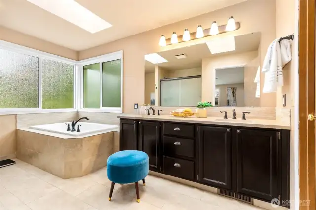Soaking tub in the primary en-suite bathroom