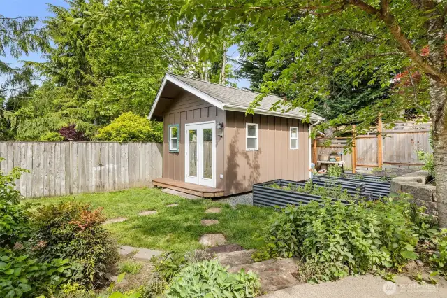 Detached studio w/ loft! Heated, insulated, fantastic for hobbies/office!