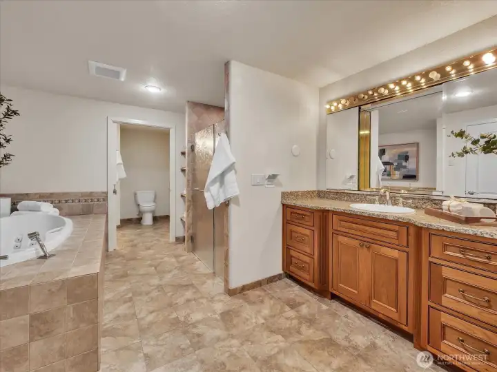 Spa-inspired ensuite bath with dual vanities and soaking tub