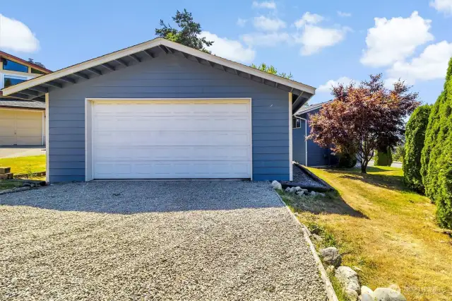 Second garage/shop with acces thruogh Monica st.