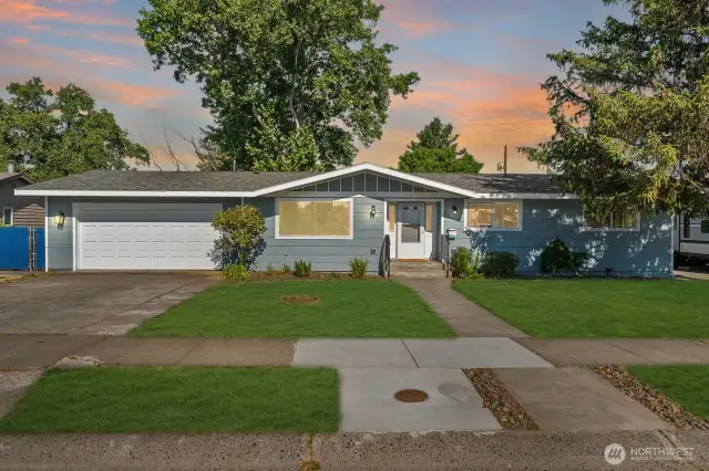 2112 S Crestmont Dr – Spacious 5BR/3BA home with two kitchens on an oversized 10,799 SF lot in sought-after Montlake neighborhood