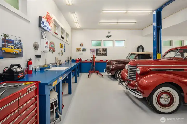 Shop with plenty of workbench space and car lift