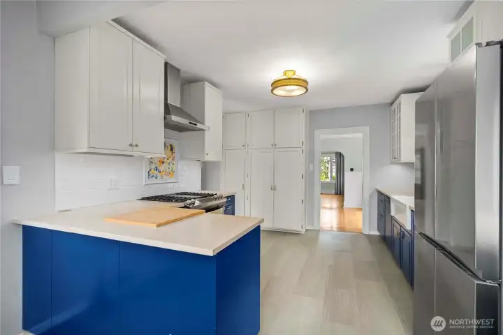 Eating bar for little-ones to sit in high chairs for breakfast or extra counter space for cook's assistants.