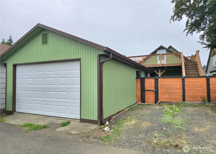 1 car garage with 2 extra parking spaces