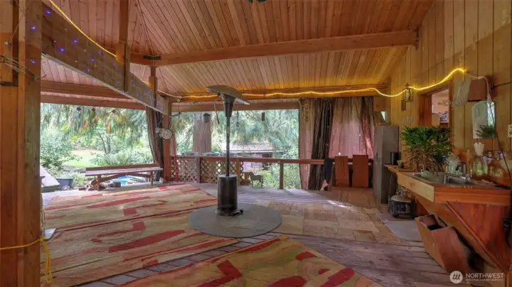 Huge entertainment sized, covered deck for entertaining.