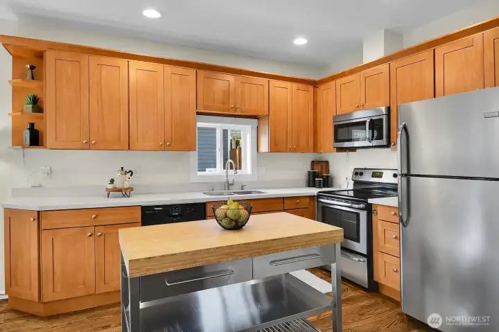 Lots of cabinets for the kitchen
