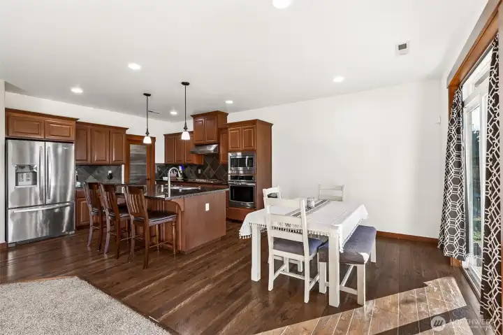 Kitchen and eat up with eat in area