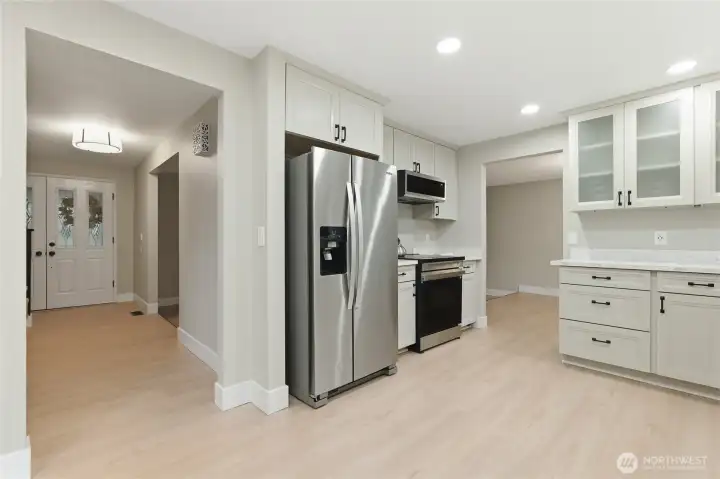 Kitchen comes with all appliances!