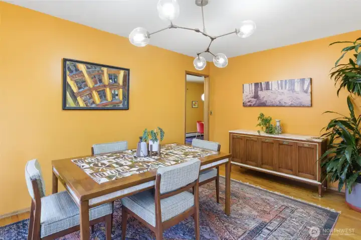Dining room flows towards kitchen. Dining room flows towards kitchen.