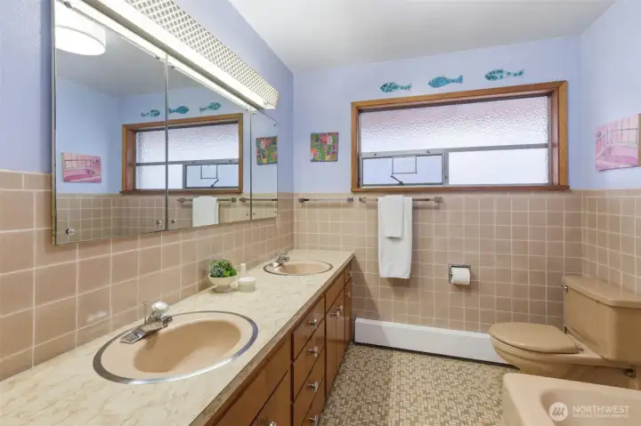 3/4 bath on main floor. 3/4 bath on main floor.