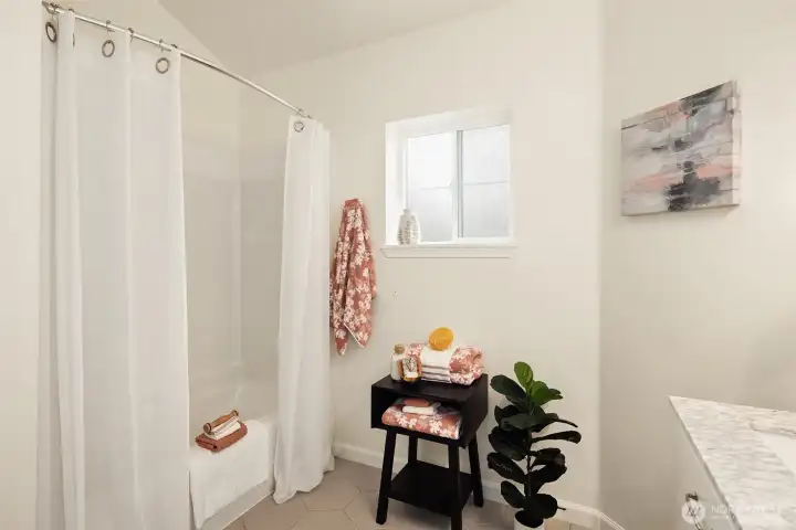 A view showing the tub in the primary bath.