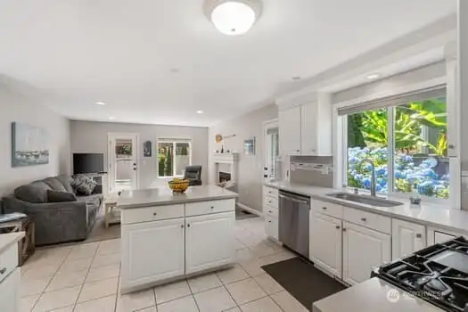 KITCHEN - Looking towards Family Rm