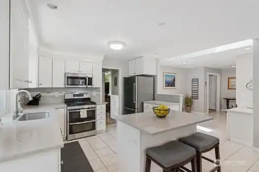 KITCHEN  with Island an Solid Surfaces!