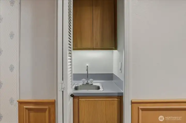 wet bar, wainscoting wet bar, wainscoting