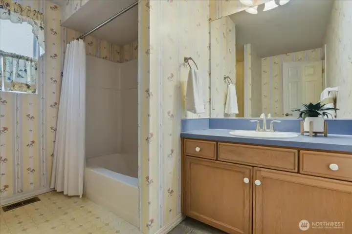full bath on upper floor, tub/shower combo full bath on upper floor, tub/shower combo