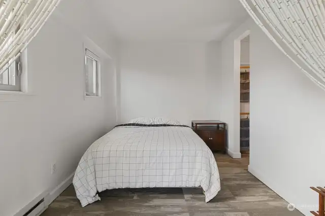 Great sized bedroom with walk in closet