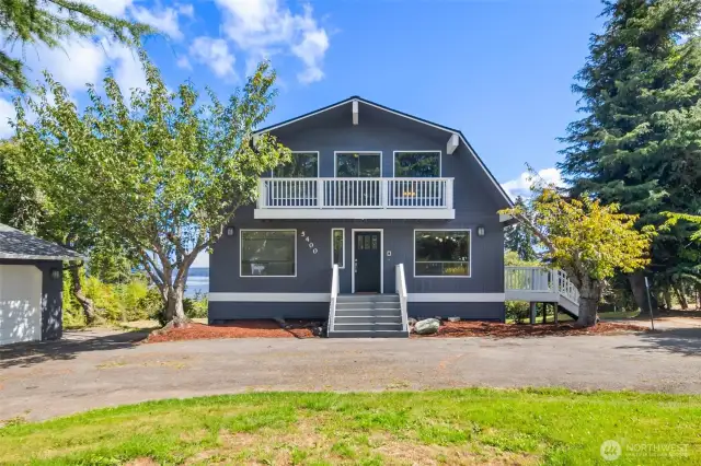 Ample parking in your U-shaped driveway