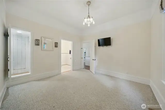 Primary Suite - Main Floor