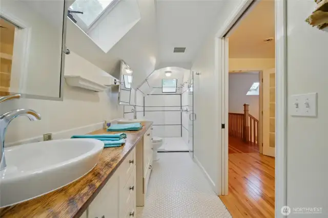Primary Ensuite - dual sinks