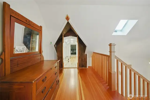 Upstairs landing --> Bonus Room