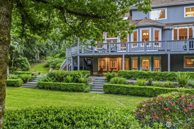 Welcome to Broadhurst, a sprawling estate neighborhood in Redmond with beautiful custom homes on acre plus lots.