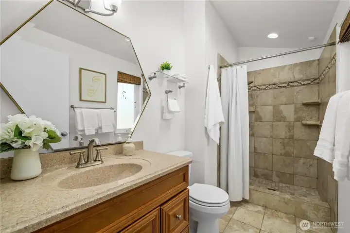 Ensuite bath off primary bedroom