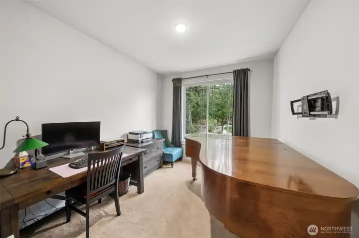 Large downstairs bedroom, en-suite, office space