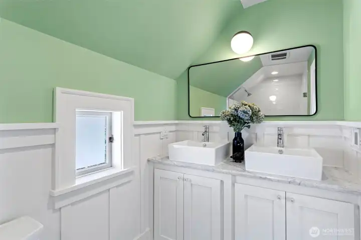 521: Upper level Primary suite 3/4 bathroom