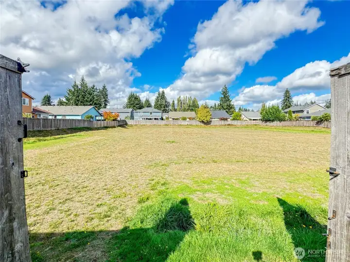 Large, fully-fenced seasonal community dog run