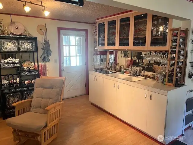 Fam rm w. potential for 2nd kit.