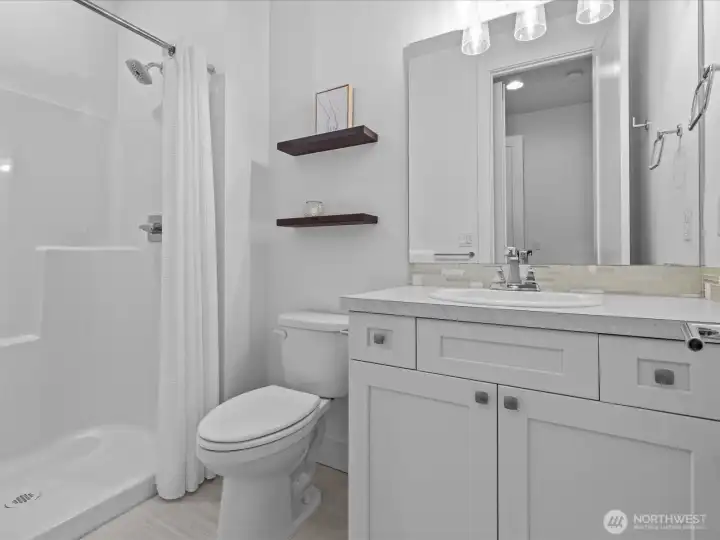Ensuite bath with walk-in shower