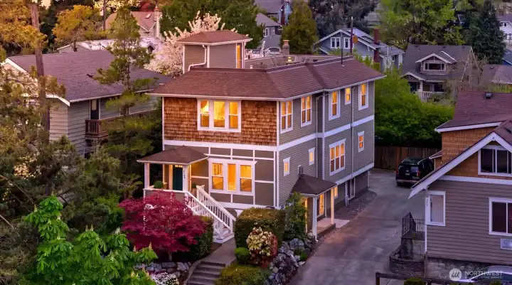 Prime Seattle location - minutes to UW, DT Seattle, Microsoft, Amazon, Restaurants & Shopping