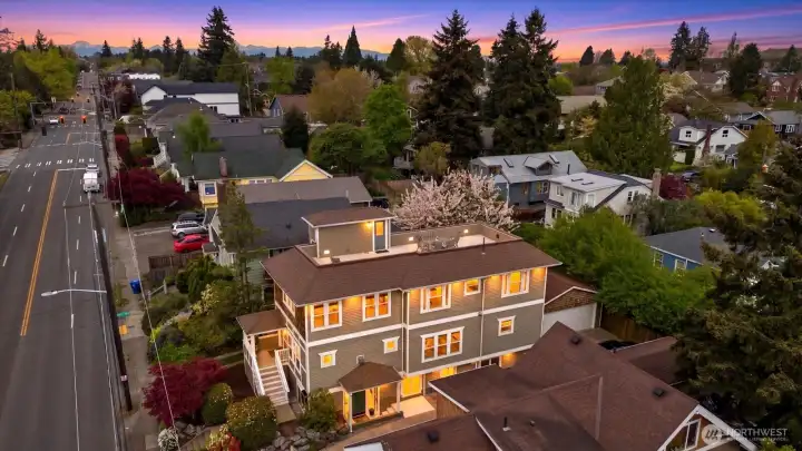 Great neighborhood, and close to several restaurants, shopping, UW and more.