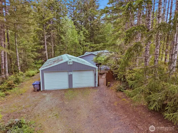 Detached Garage/Shop