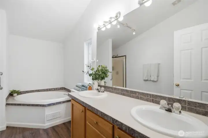 Primary En-Suite Bath