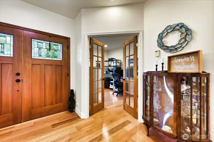 You will appreciate the 3/4 bathroom immediate access for this office~