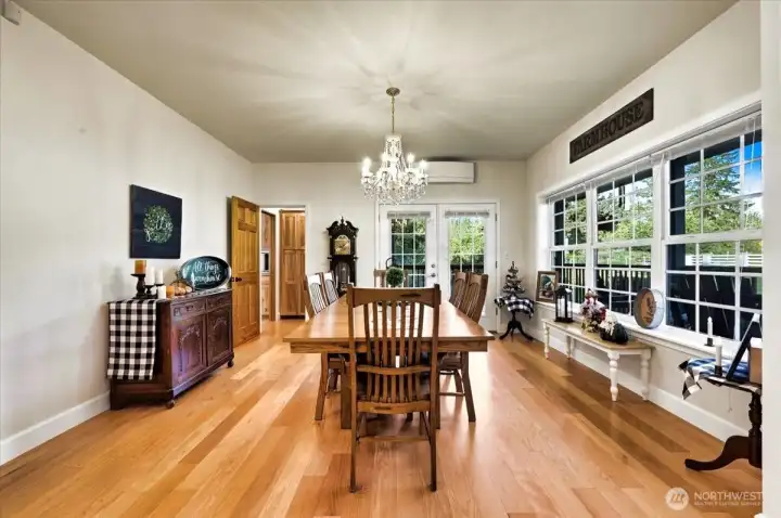 Such a beautiful dining room! Extra space for your hutch and buffet counter~there is also a Butler's pantry straight ahead to the left