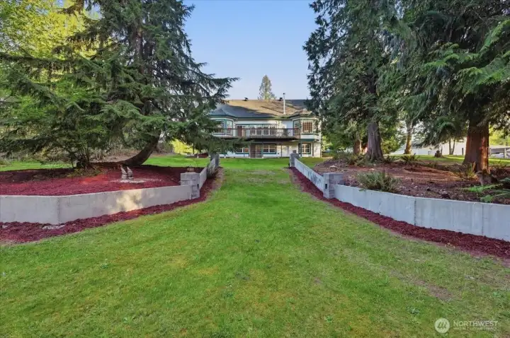 Such a grand estate walkway to the back acreage~