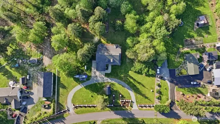 Inviting circular driveway~