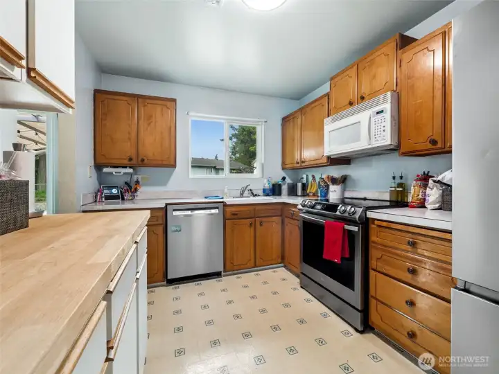 Lots of space in this kitchen.
