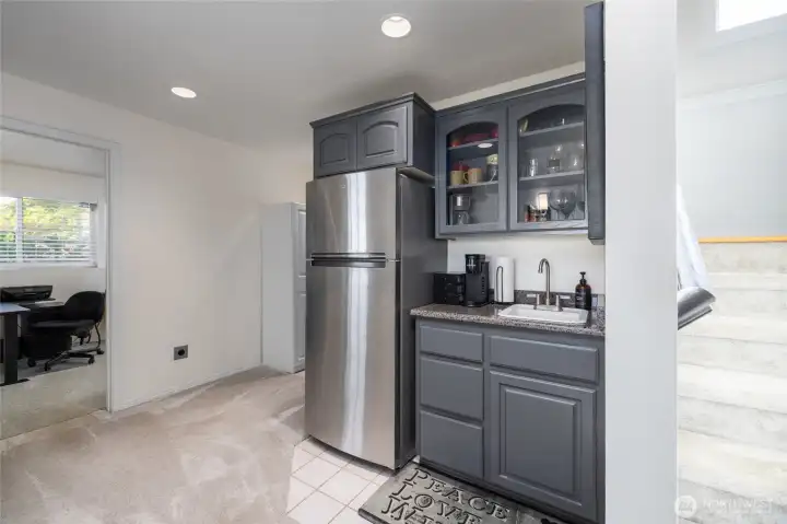 Wet bar in basement, could be turned into a kitchenette.