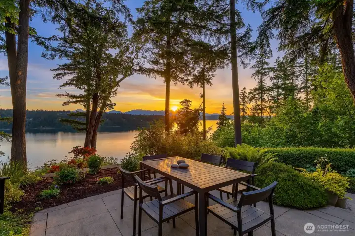 Captivating views of the Olympic Mountains at sunset. Captivating views of the Olympic Mountains at sunset.