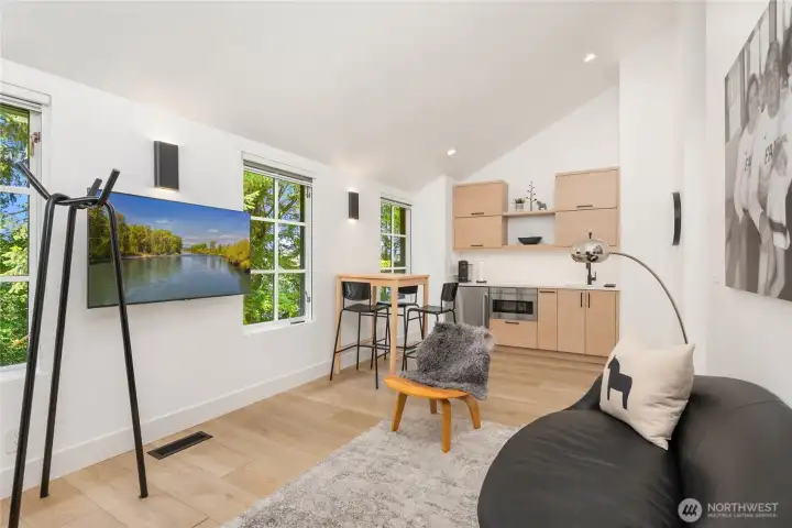 Independent guest quarters. Independent guest quarters.