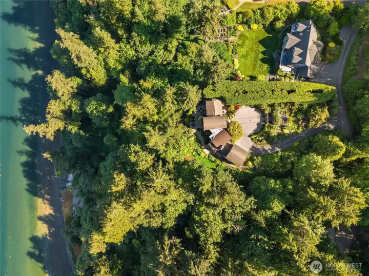 Secluded retreat. This home is a must see to appreciate the quality and versality... Secluded retreat. This home is a must see to appreciate the quality and versality...