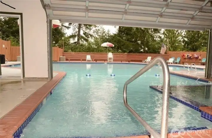 Well maintained pool and hot tub Well maintained pool and hot tub