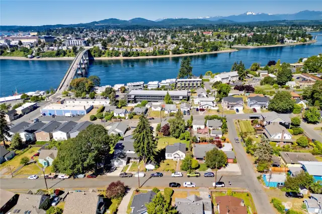 Live in the desirable neighborhood of Manette! Close to everything!