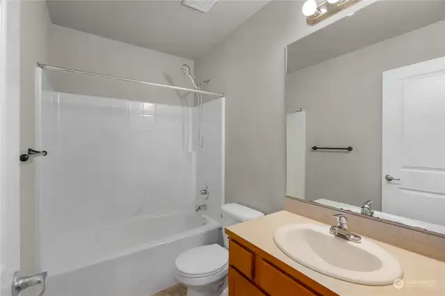 Upstairs Full Bathroom