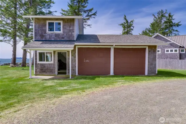 GARAGE WITH EXTRA SPACES