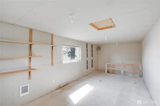 GARAGE UPPER SPACE