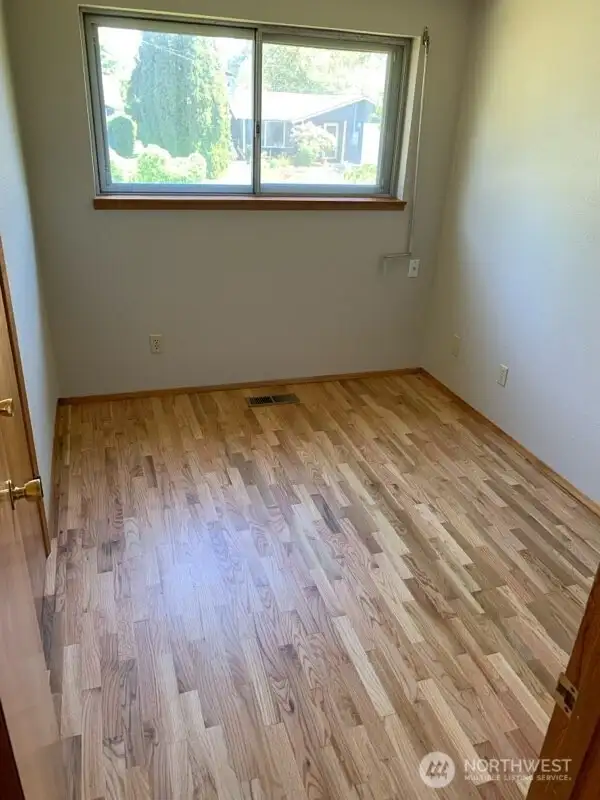 Middle bedroom